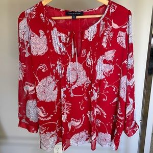 NWOT Tommy Hilfiger light flowery batik pattern top.  Size Large